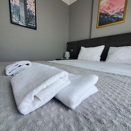 5 Mins To Airport Private Villa Room Истанбул Екстериор снимка